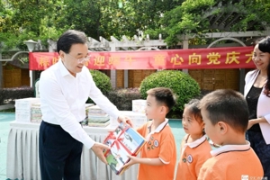 信长星“六一”前夕看望少年儿童