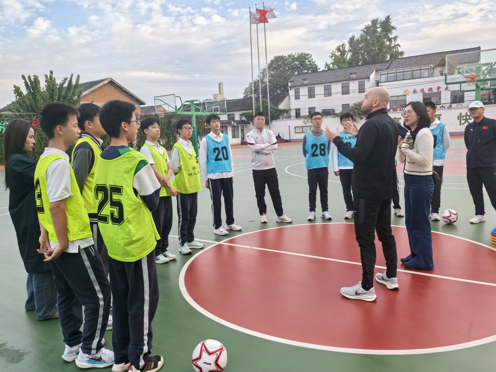 育才特殊教育学校的负责人与学生开展运动