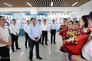 信长星在连云港看望慰问教师