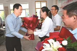 刘小涛看望慰问一线教师共筑尊师重教良好社会风尚